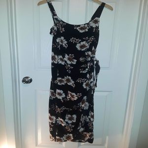 Dress// Floral Print Wrap Tie Size Large